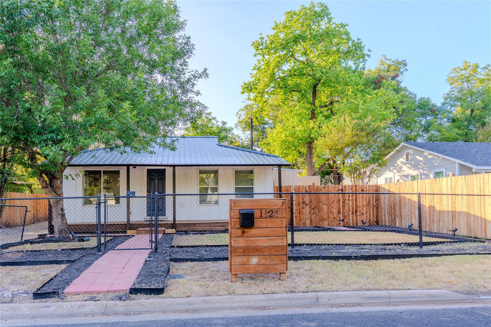 1120 Mark St Property Photo 3