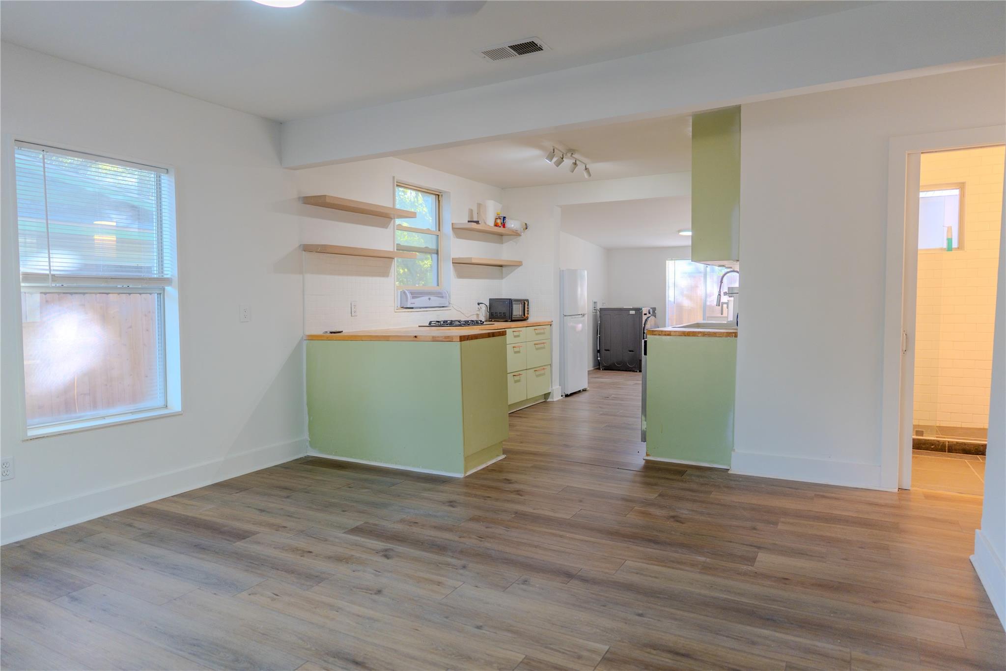 1120 Mark St Property Photo 4