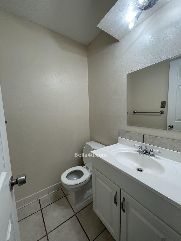 512 Eberhart Ln #605 Property Photo 4