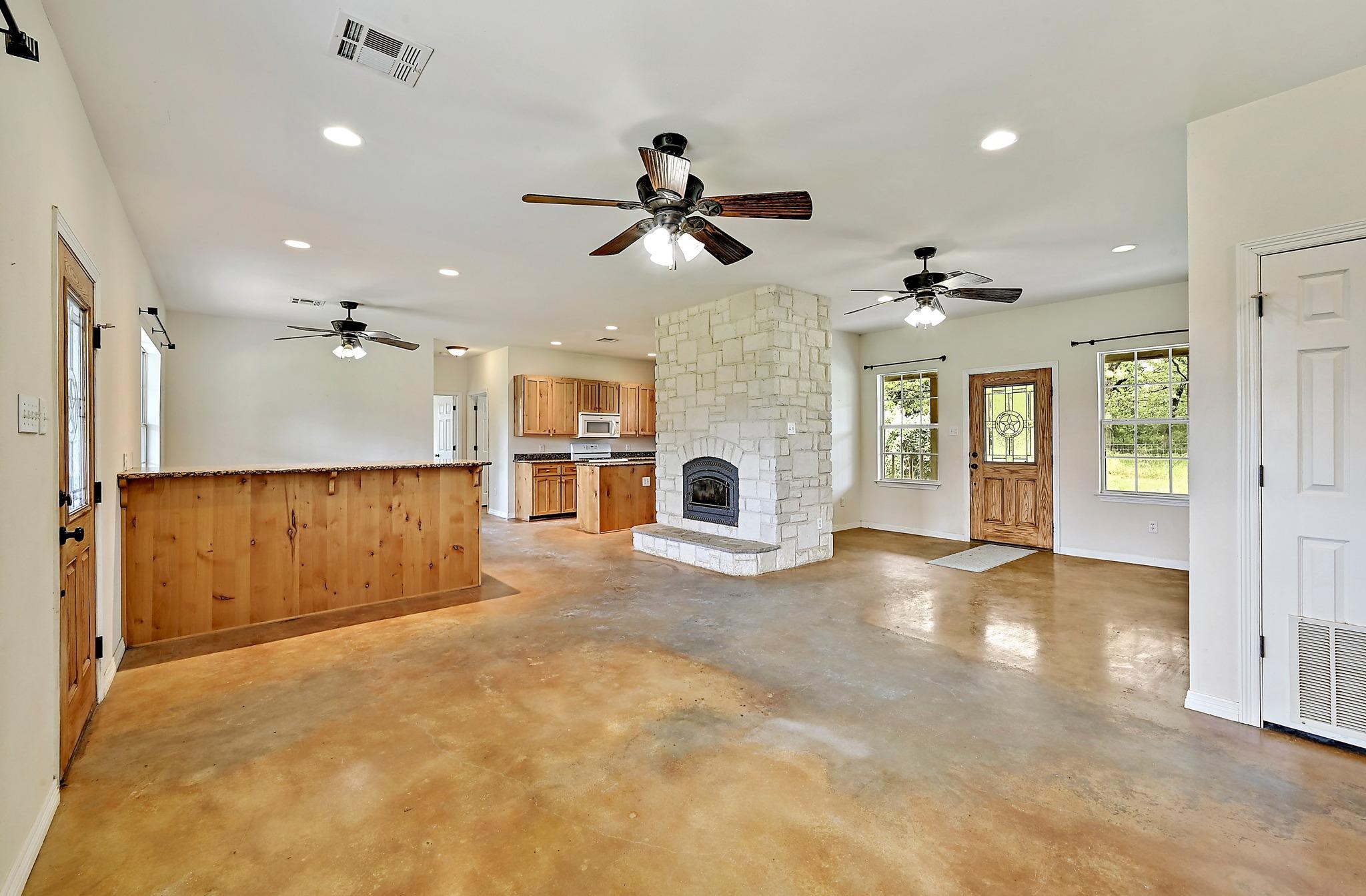 11791 Silver Springs Rd Property Photo 7