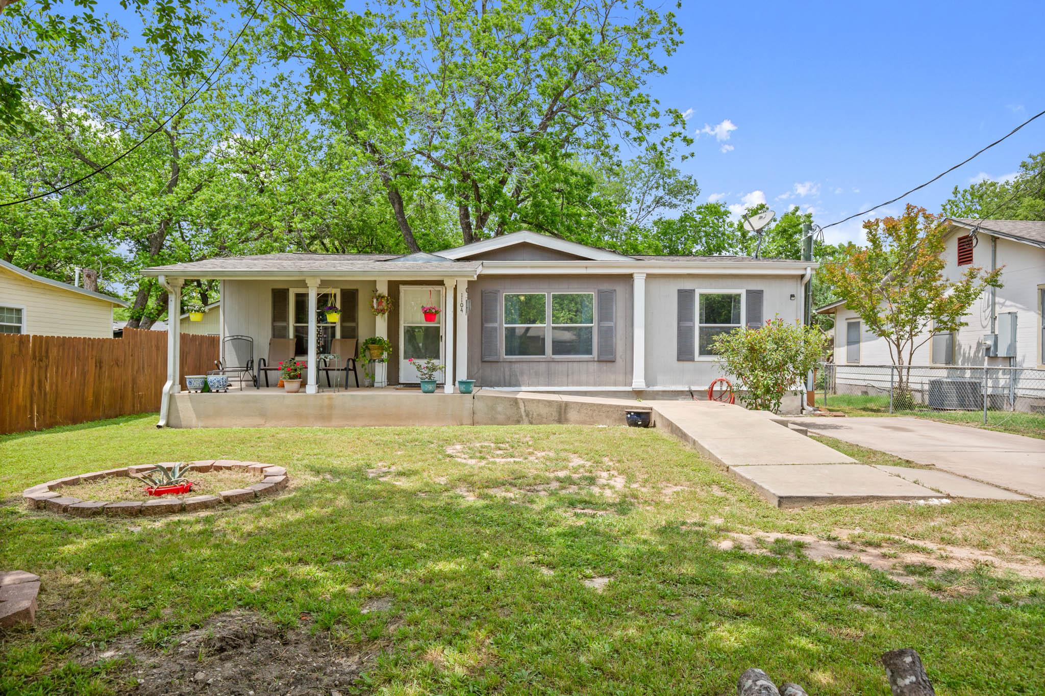 1104 Vasquez St Property Photo 1