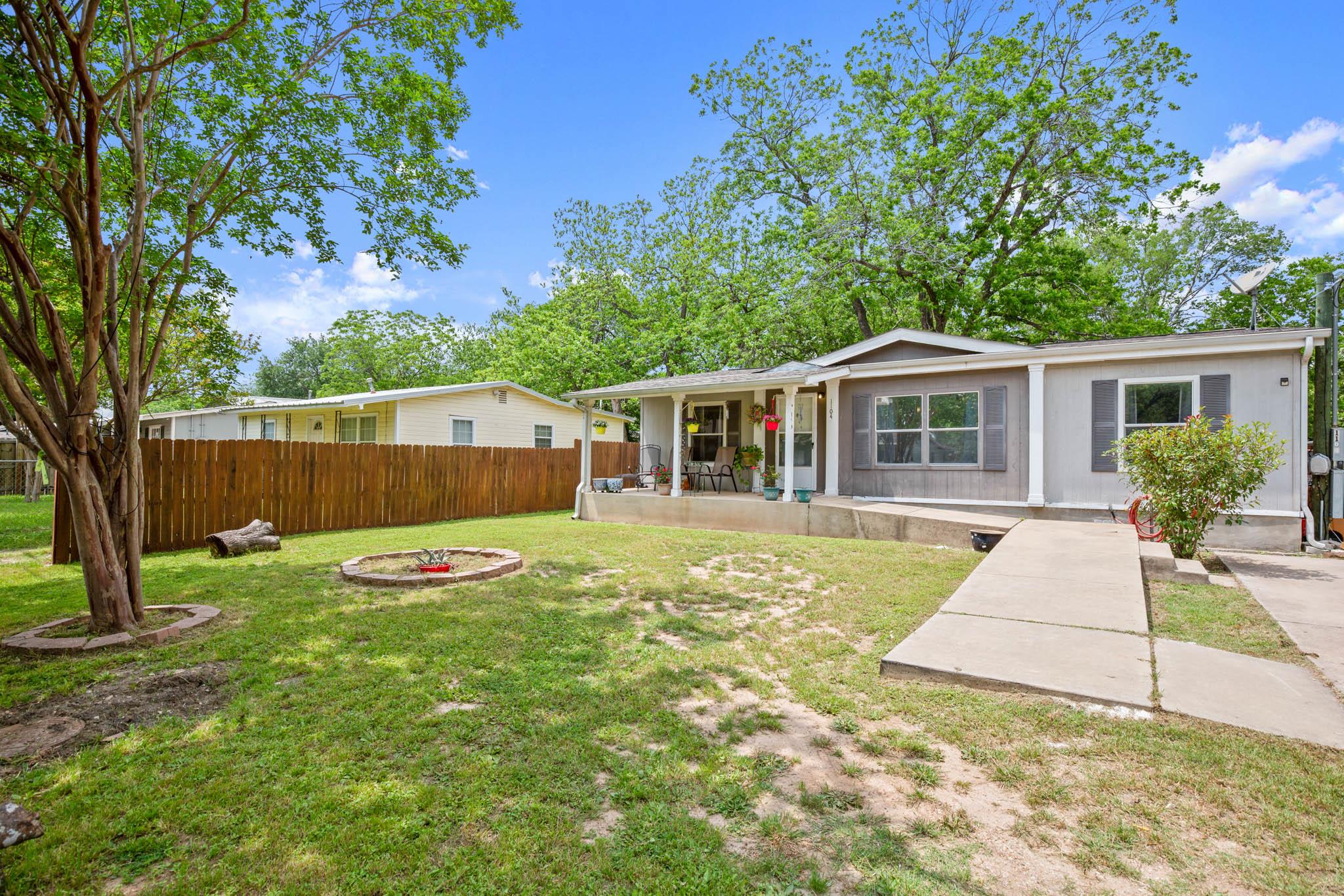 1104 Vasquez St Property Photo 2
