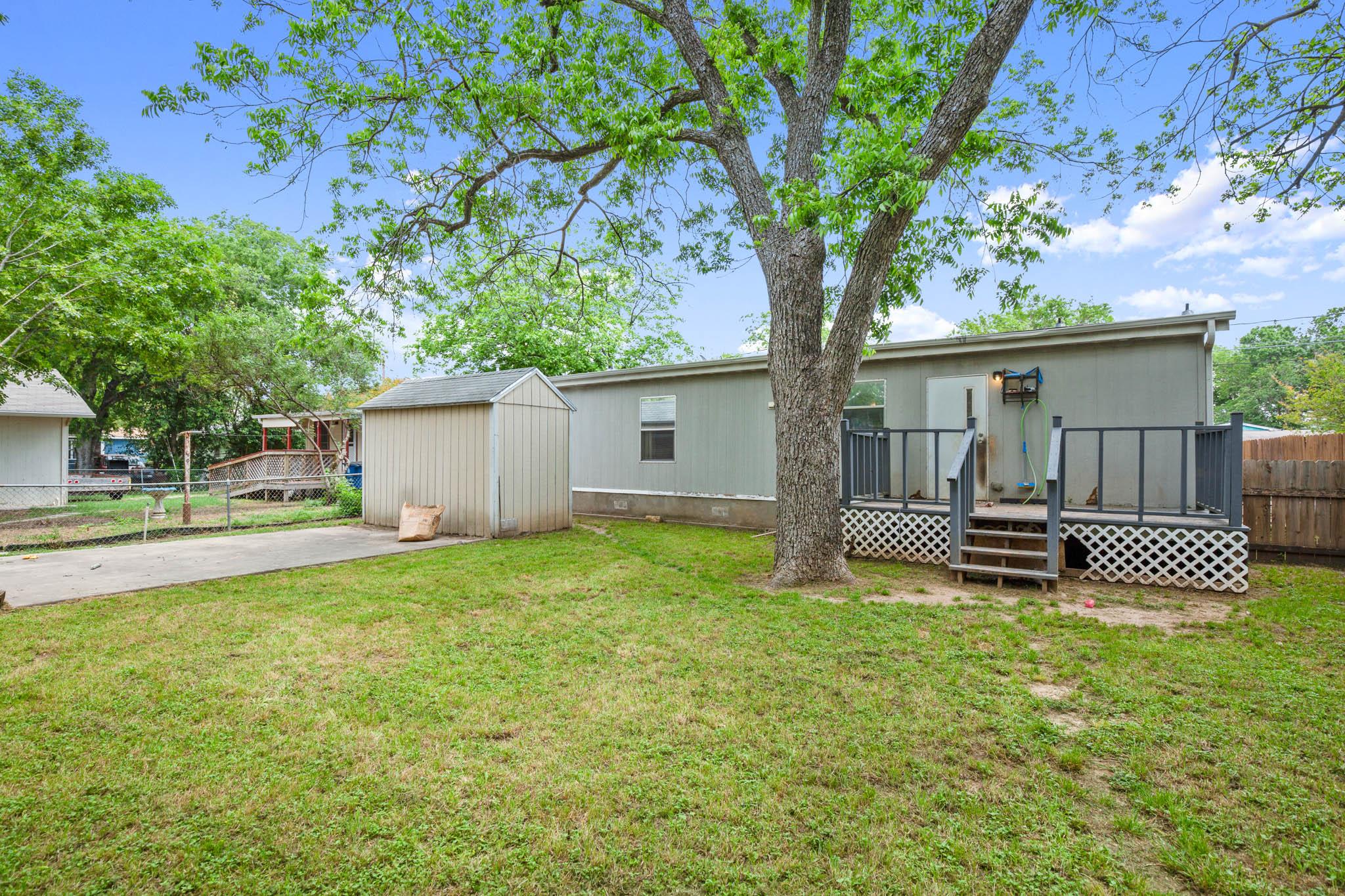 1104 Vasquez St Property Photo 16