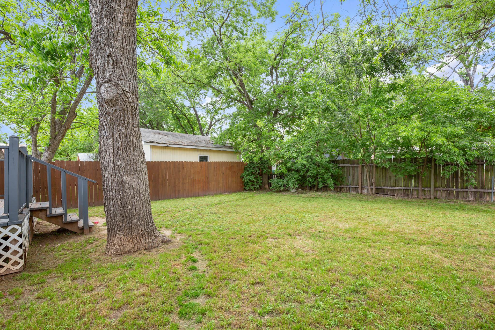 1104 Vasquez St Property Photo 17