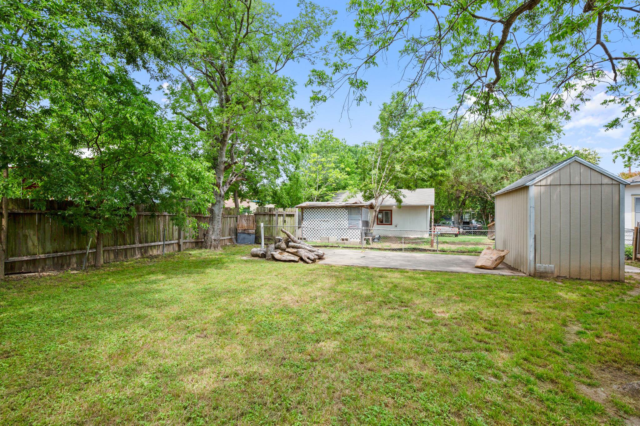 1104 Vasquez St Property Photo 18