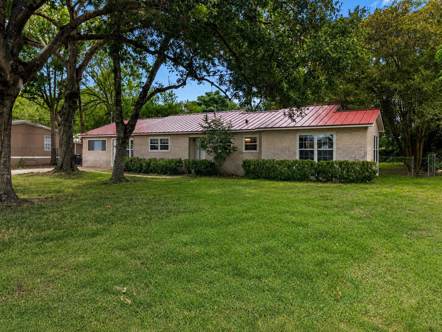 709 NE Tiger Ln Property Photo 1