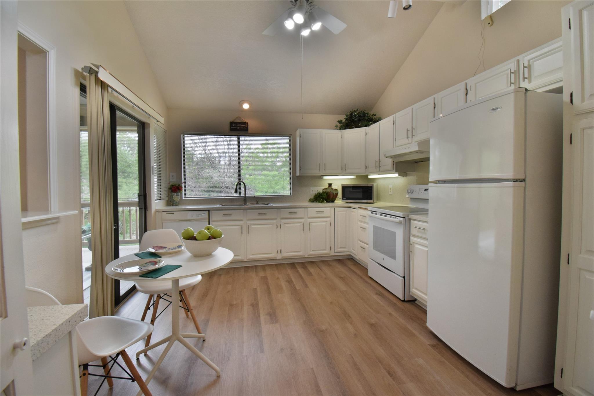 1105 Lohmans Crossing Rd Property Photo 11