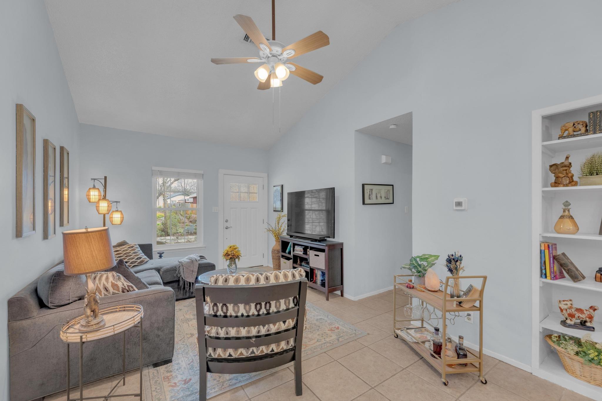 203 E Longspur Blvd Property Photo 3