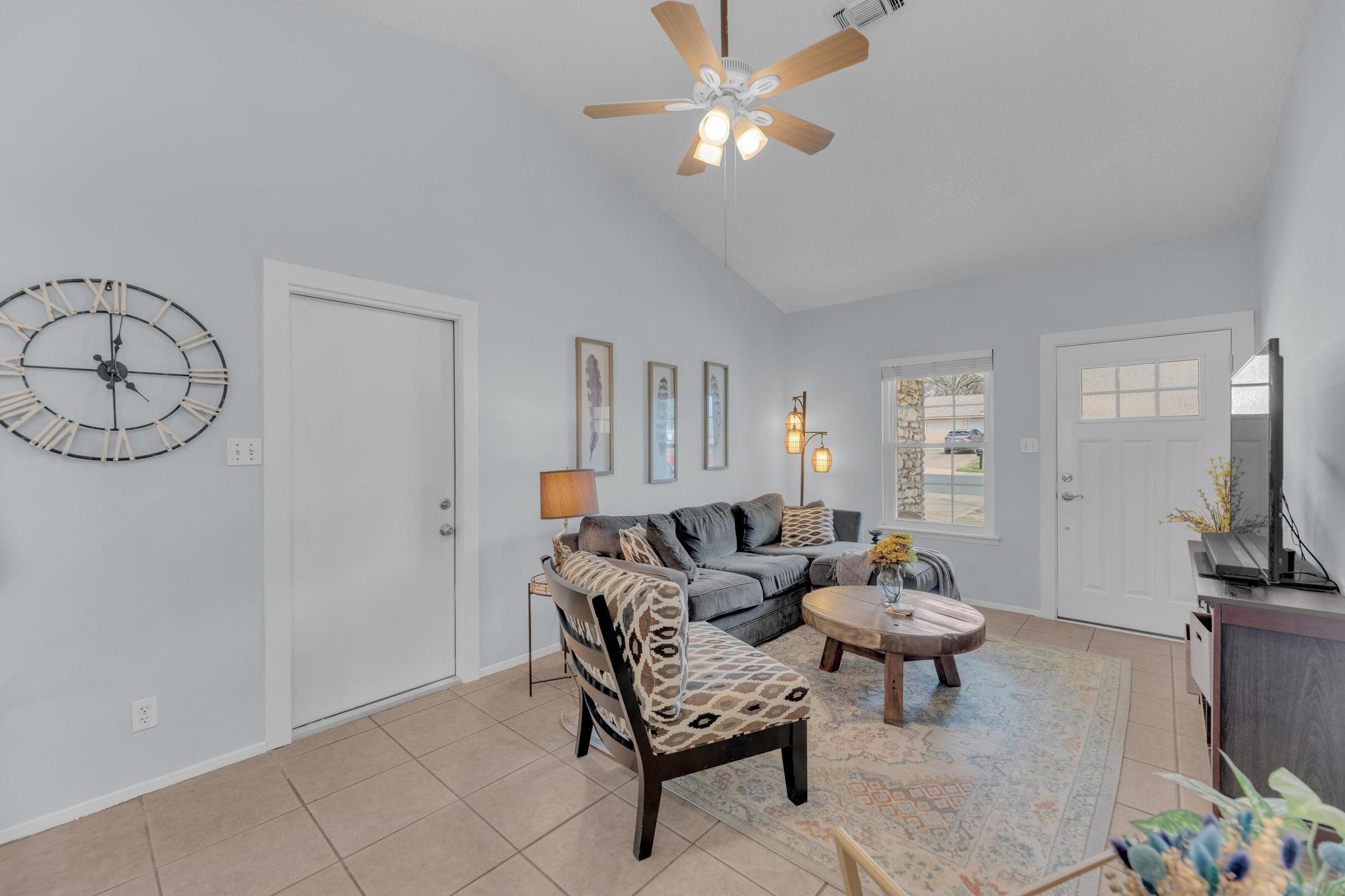 203 E Longspur Blvd Property Photo 5