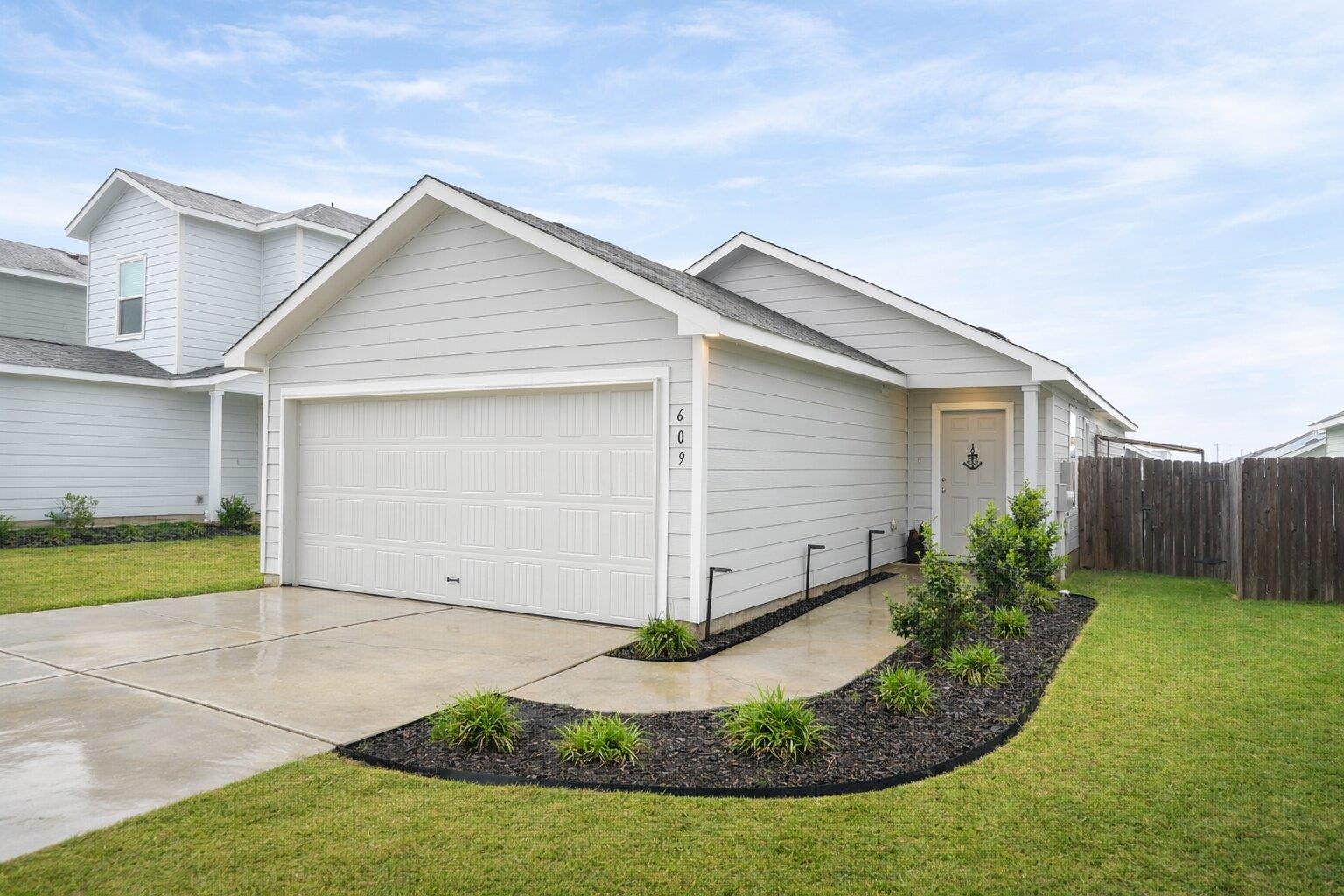 609 Marty Allen Loop Property Photo 1