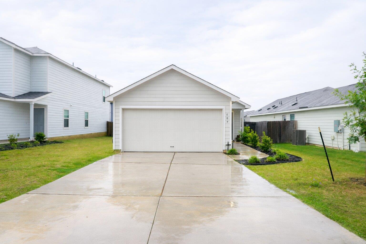 609 Marty Allen Loop Property Photo 2