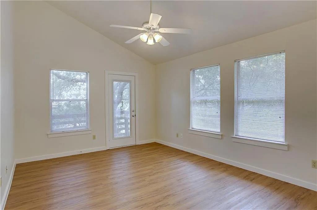 2902 Pearl St Property Photo 2