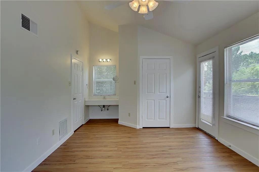 2902 Pearl St Property Photo 3