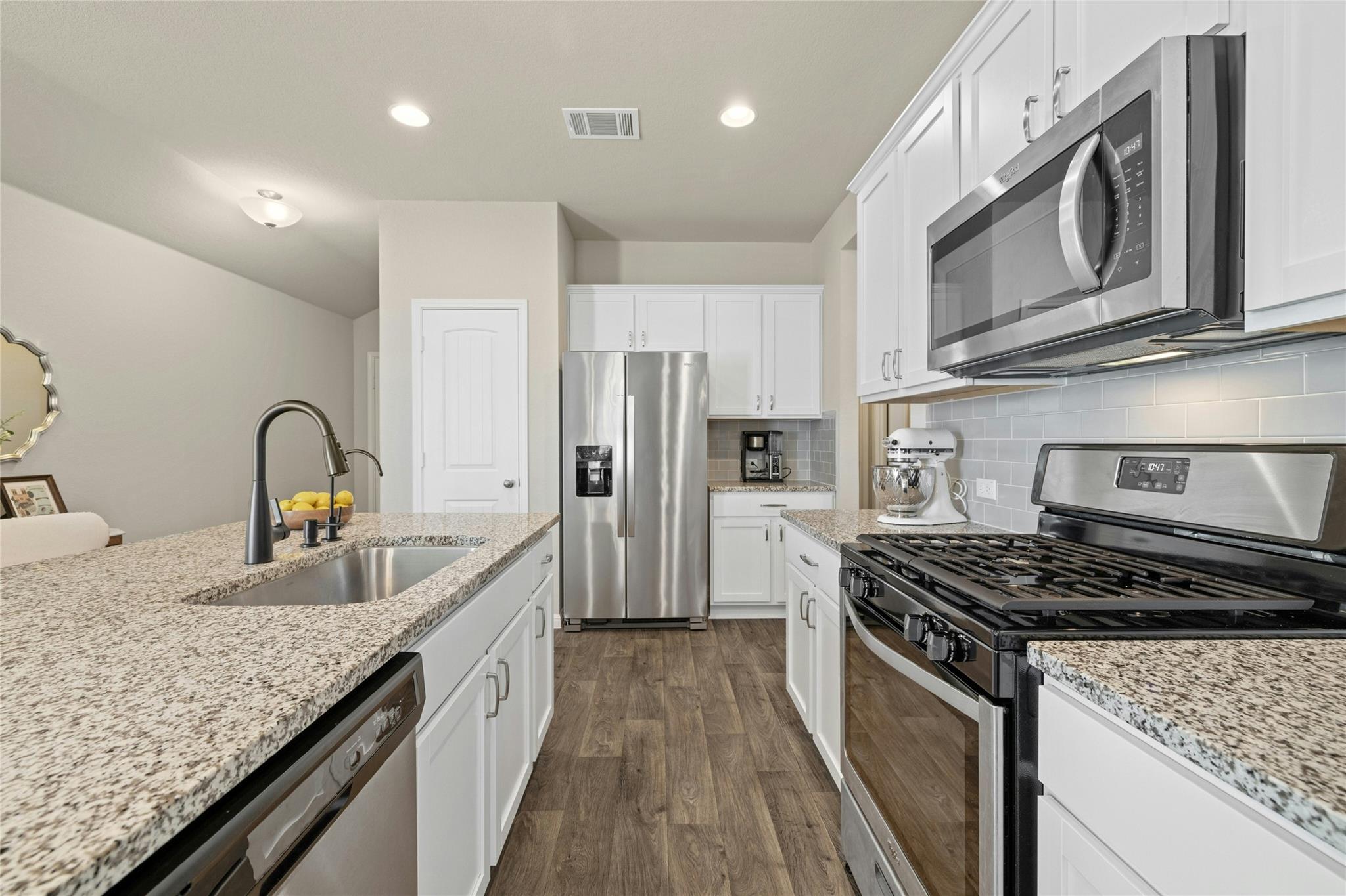 221 Yoakum St Property Photo 3