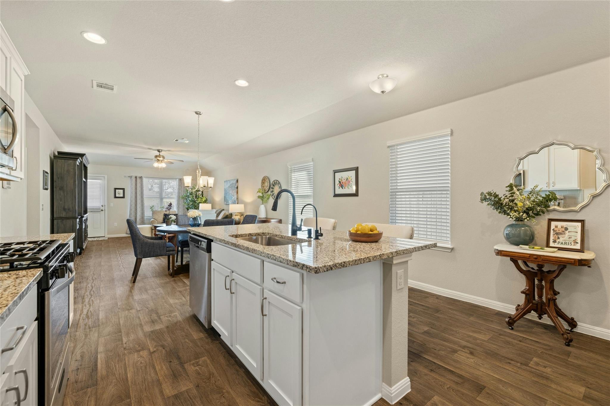 221 Yoakum St Property Photo 4