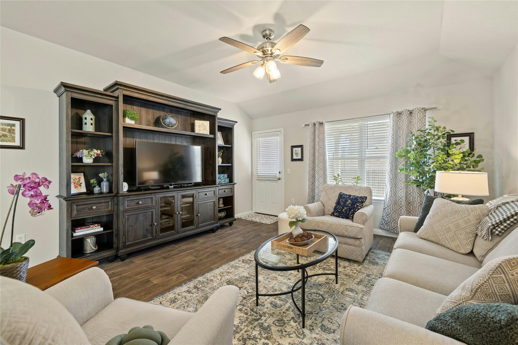 221 Yoakum St Property Photo 6