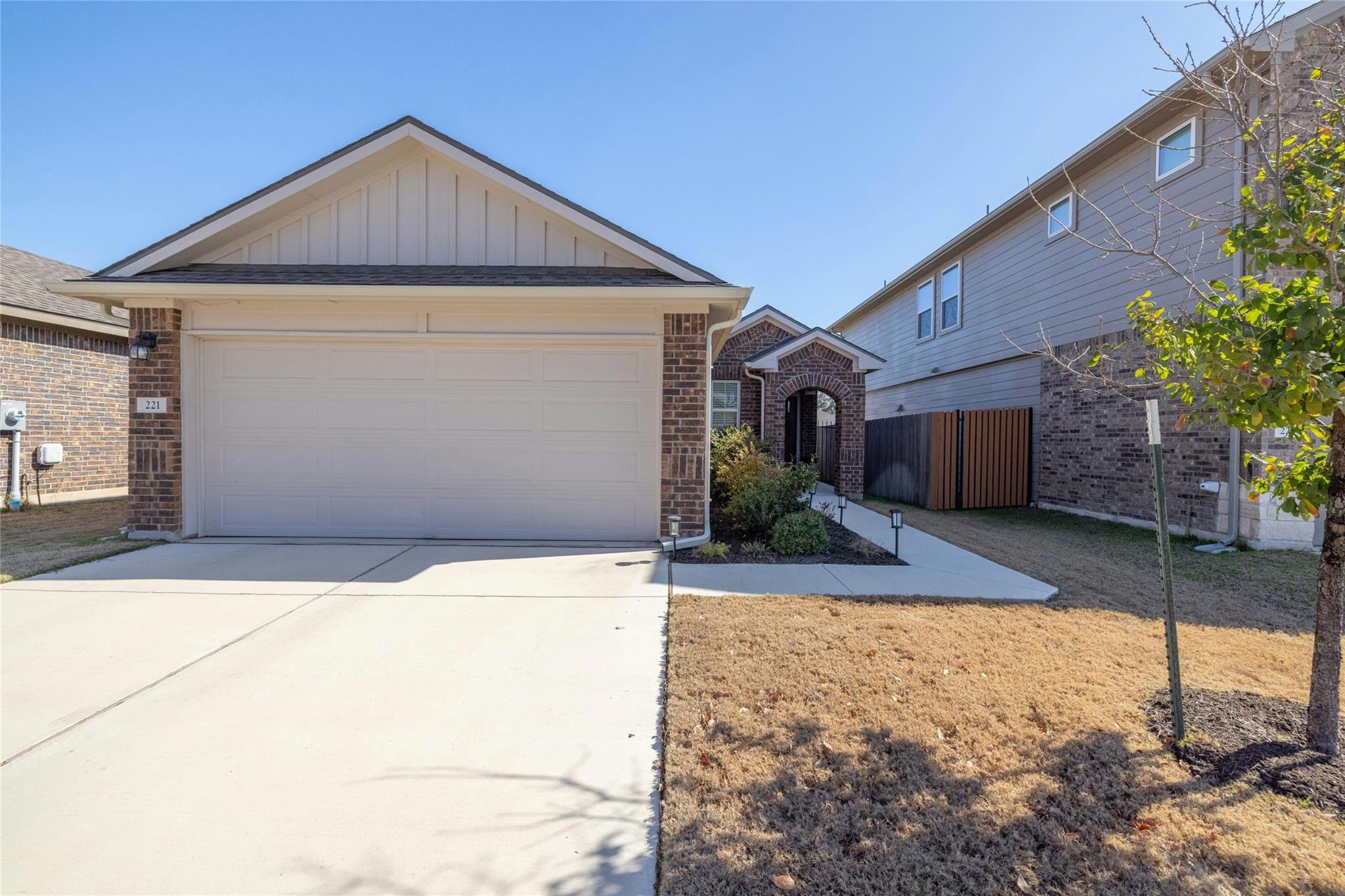 221 Yoakum St Property Photo 22