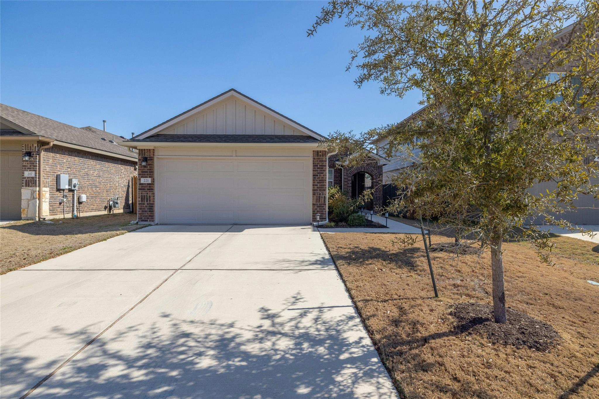 221 Yoakum St Property Photo 23