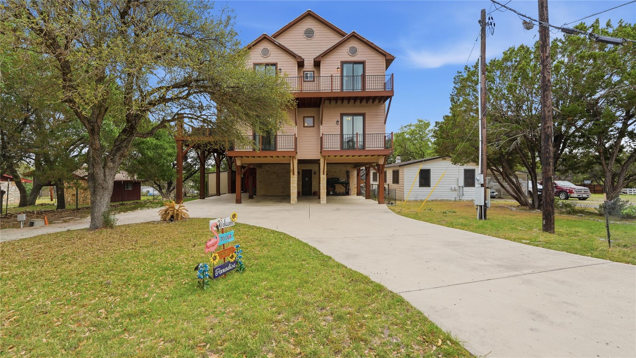 628 Country Ln Property Photo 1