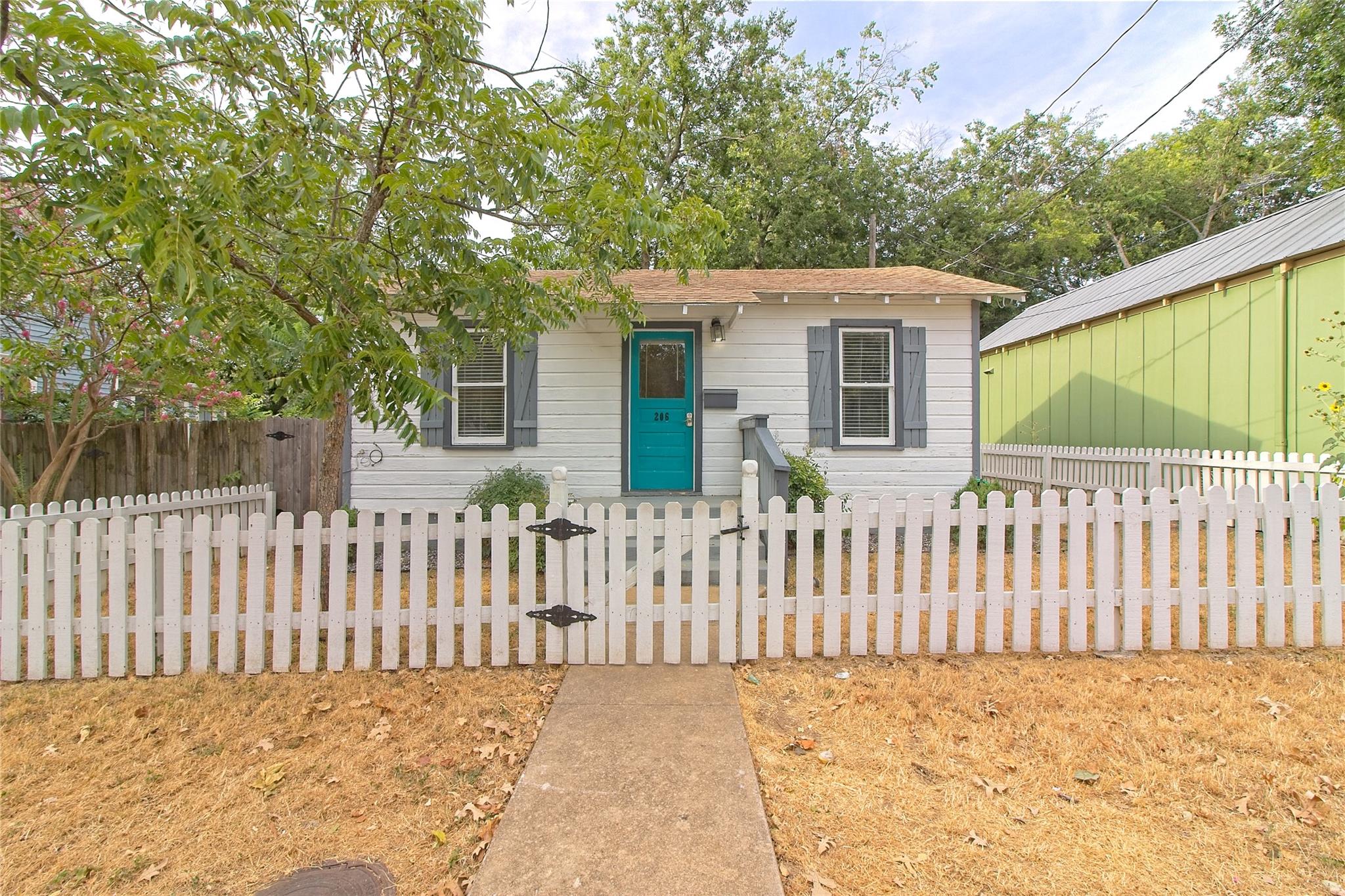 206 E 6th St Property Photo 1