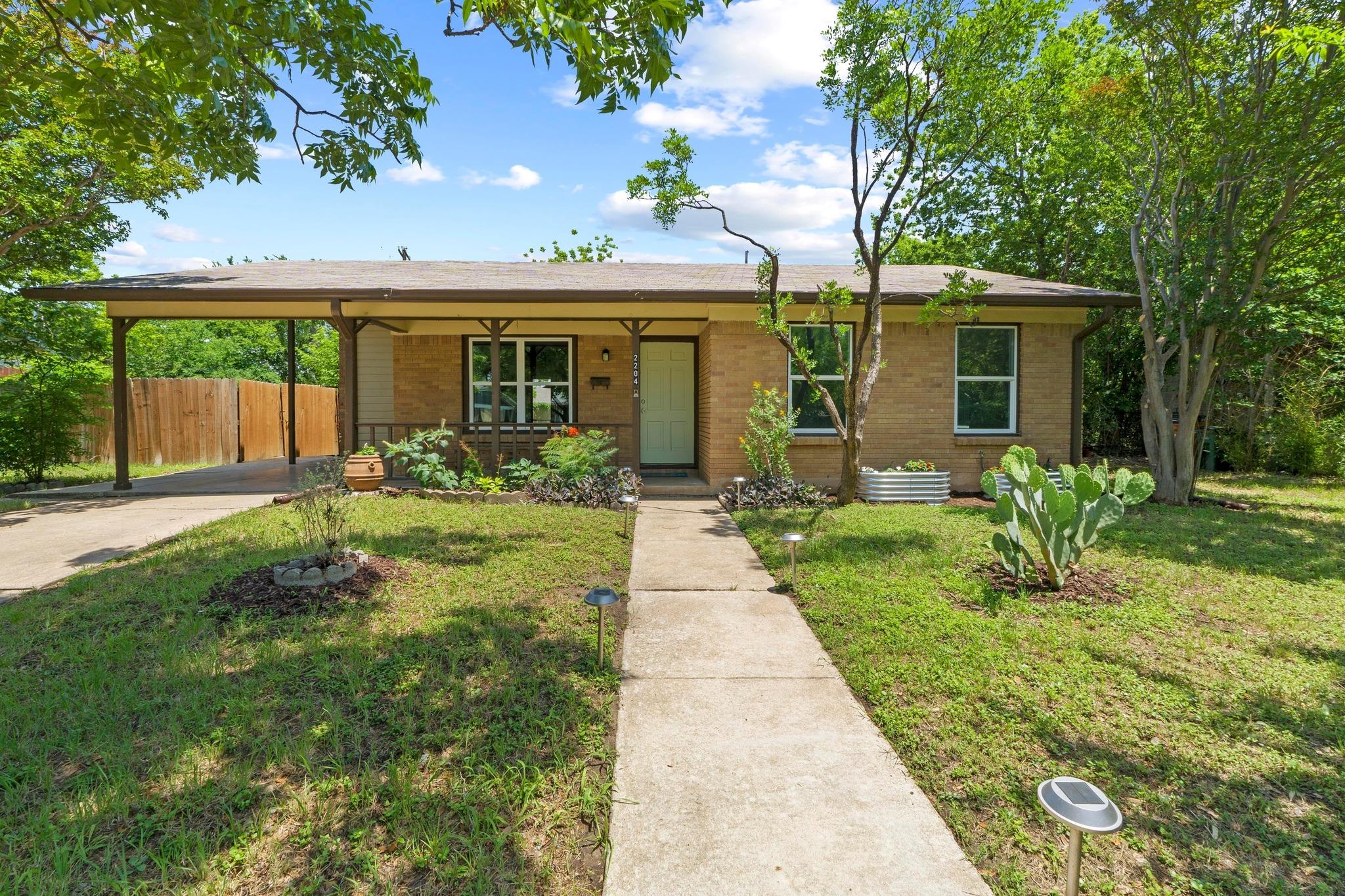 2204 Bristol Dr Property Photo 1