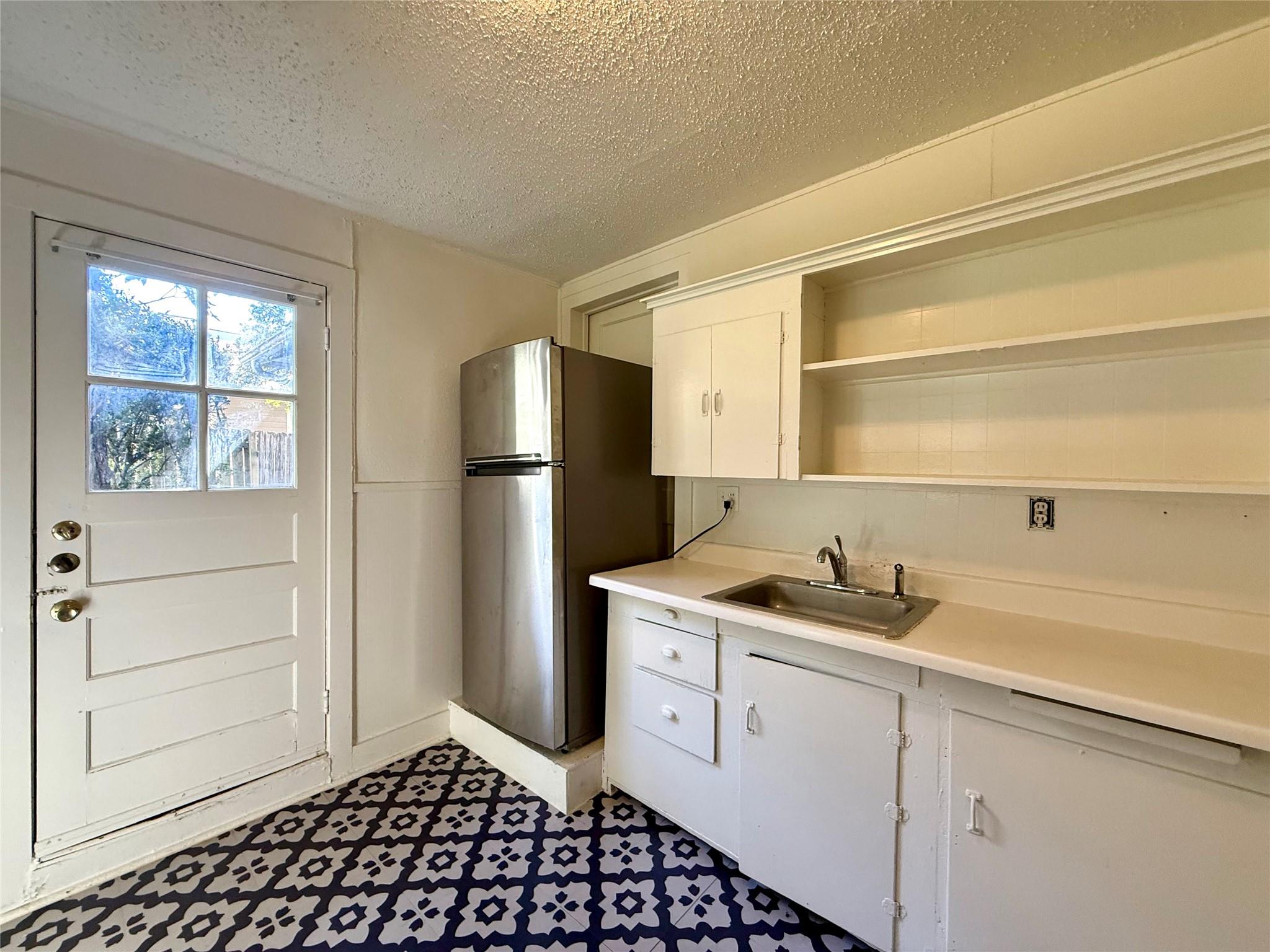 916 Keith Ln #c Property Photo 2