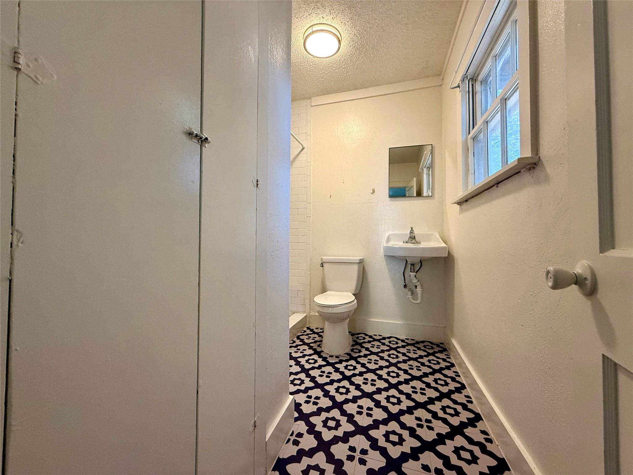 916 Keith Ln #c Property Photo 7