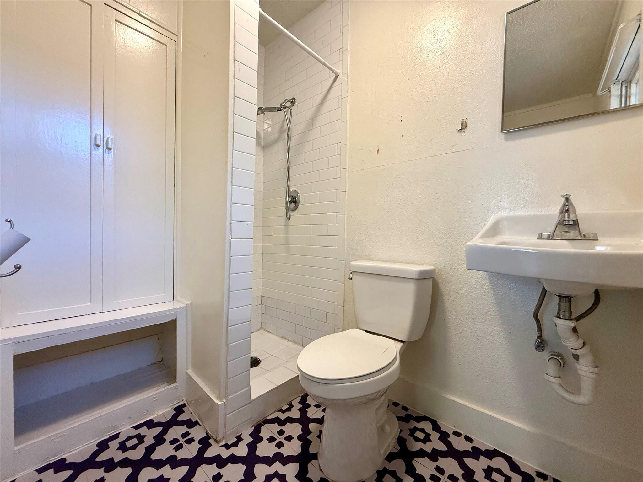 916 Keith Ln #c Property Photo 8