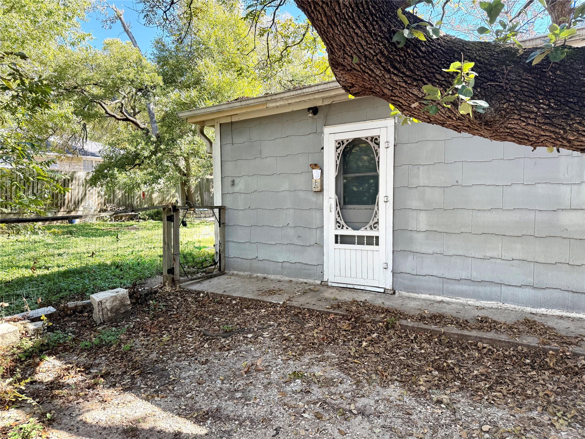 916 Keith Ln #c Property Photo 10