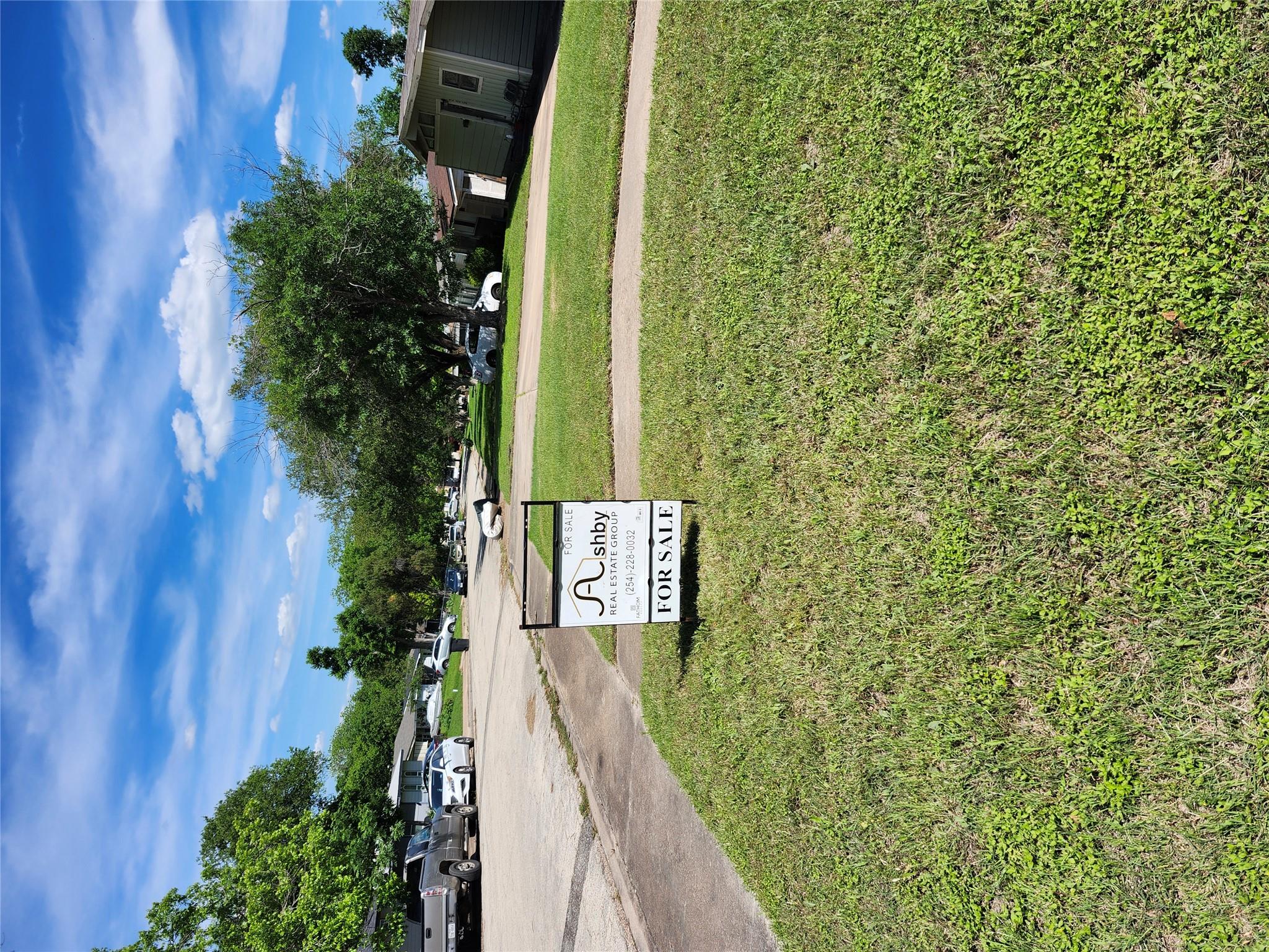209 W Victory Ave Property Photo 2