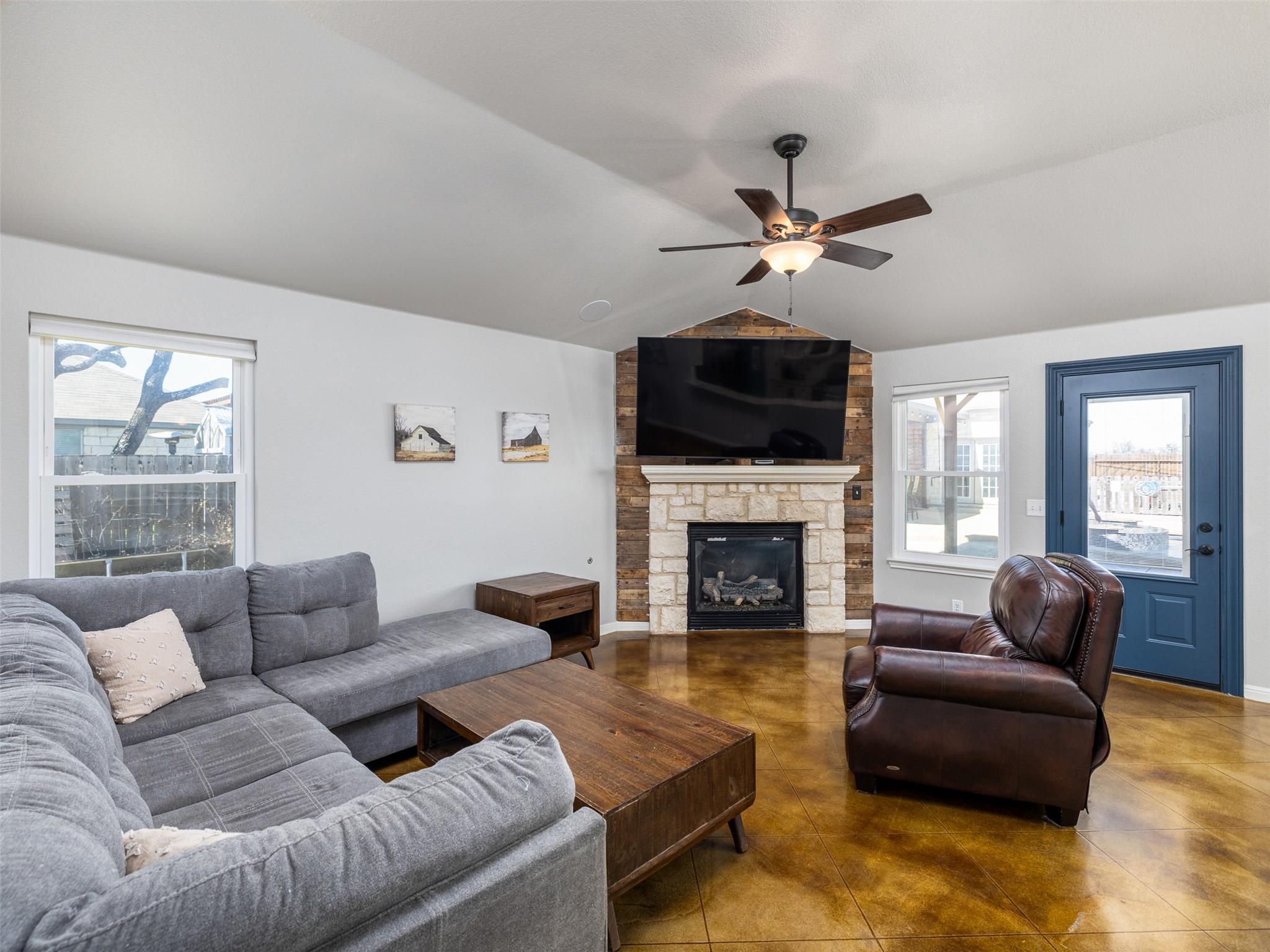 208 S Buffalo Pass Property Photo 4