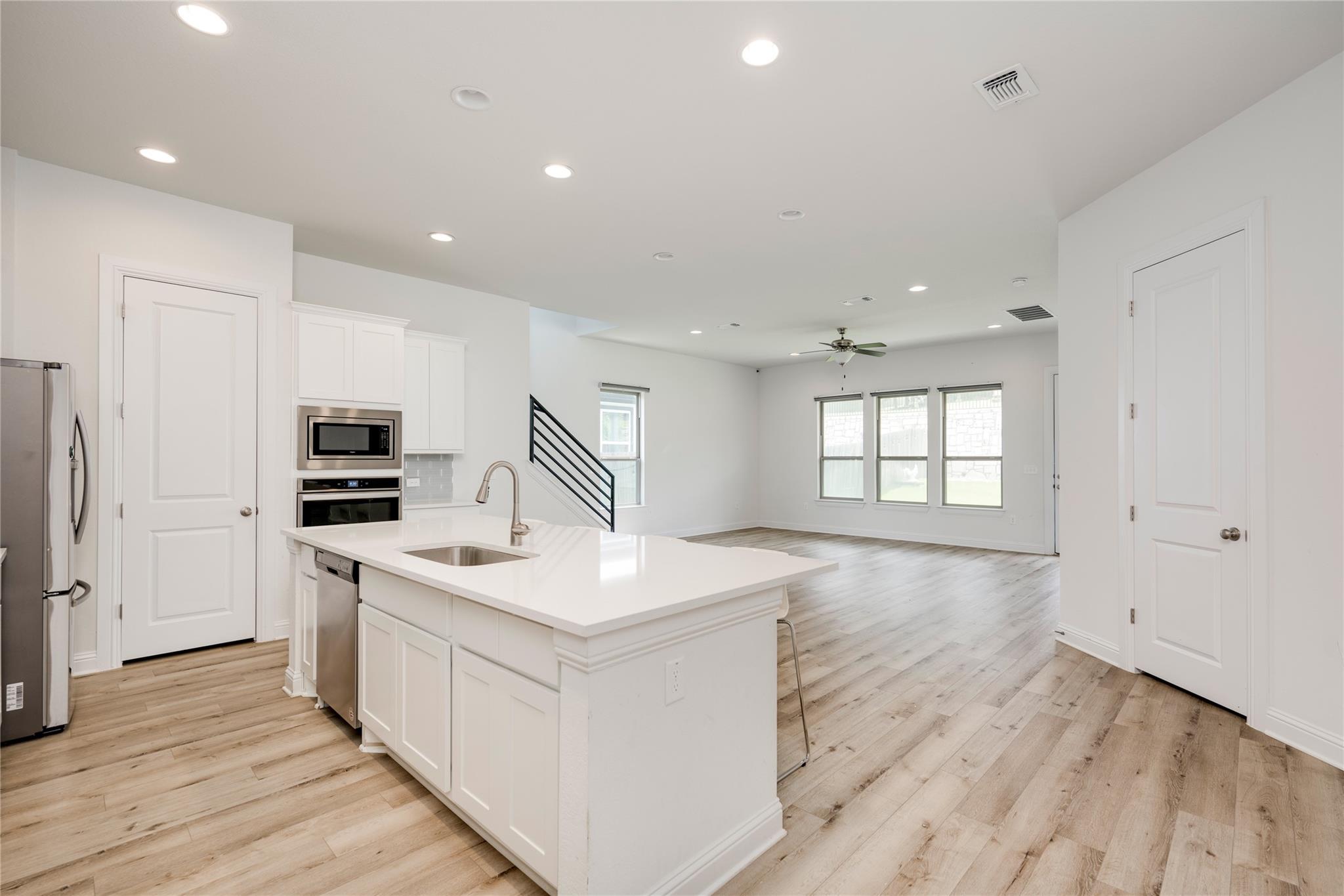 9813 Evening Canopy Dr Property Photo 2