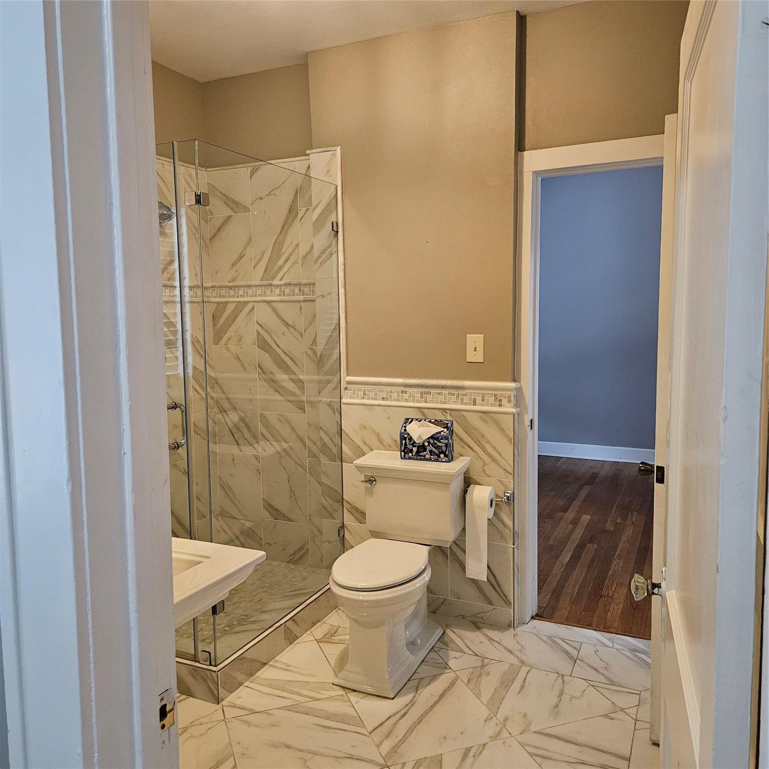 506 1/2 W 7th St #1 Property Photo 7