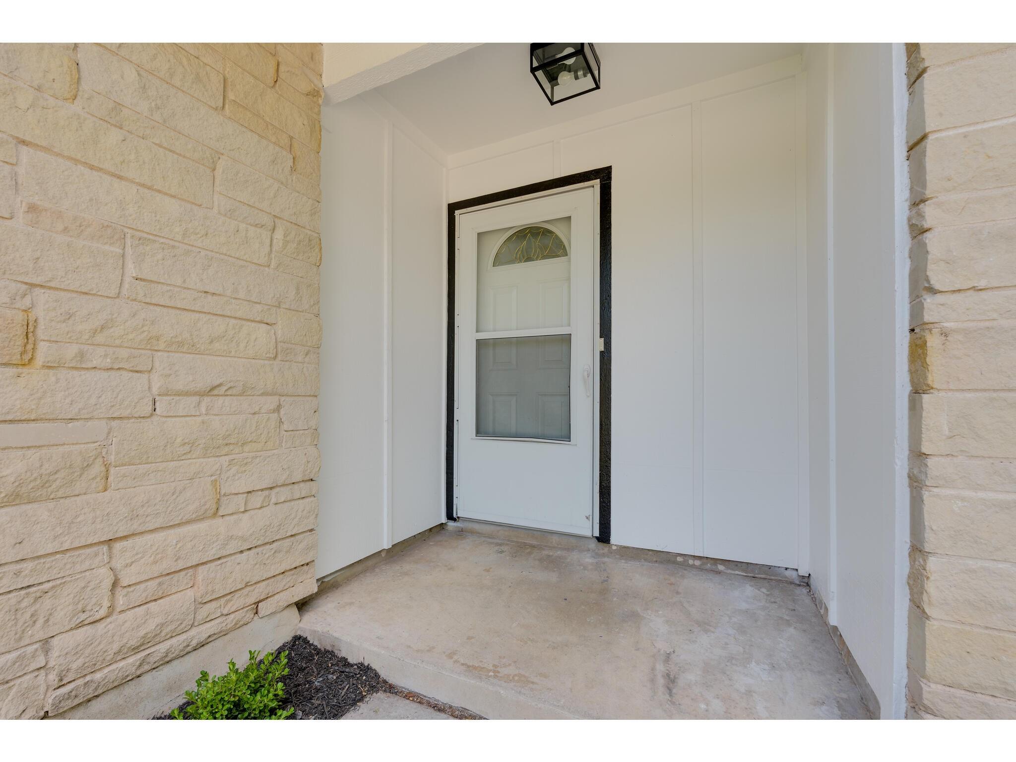 6112 Glen Meadow Dr Property Photo 5