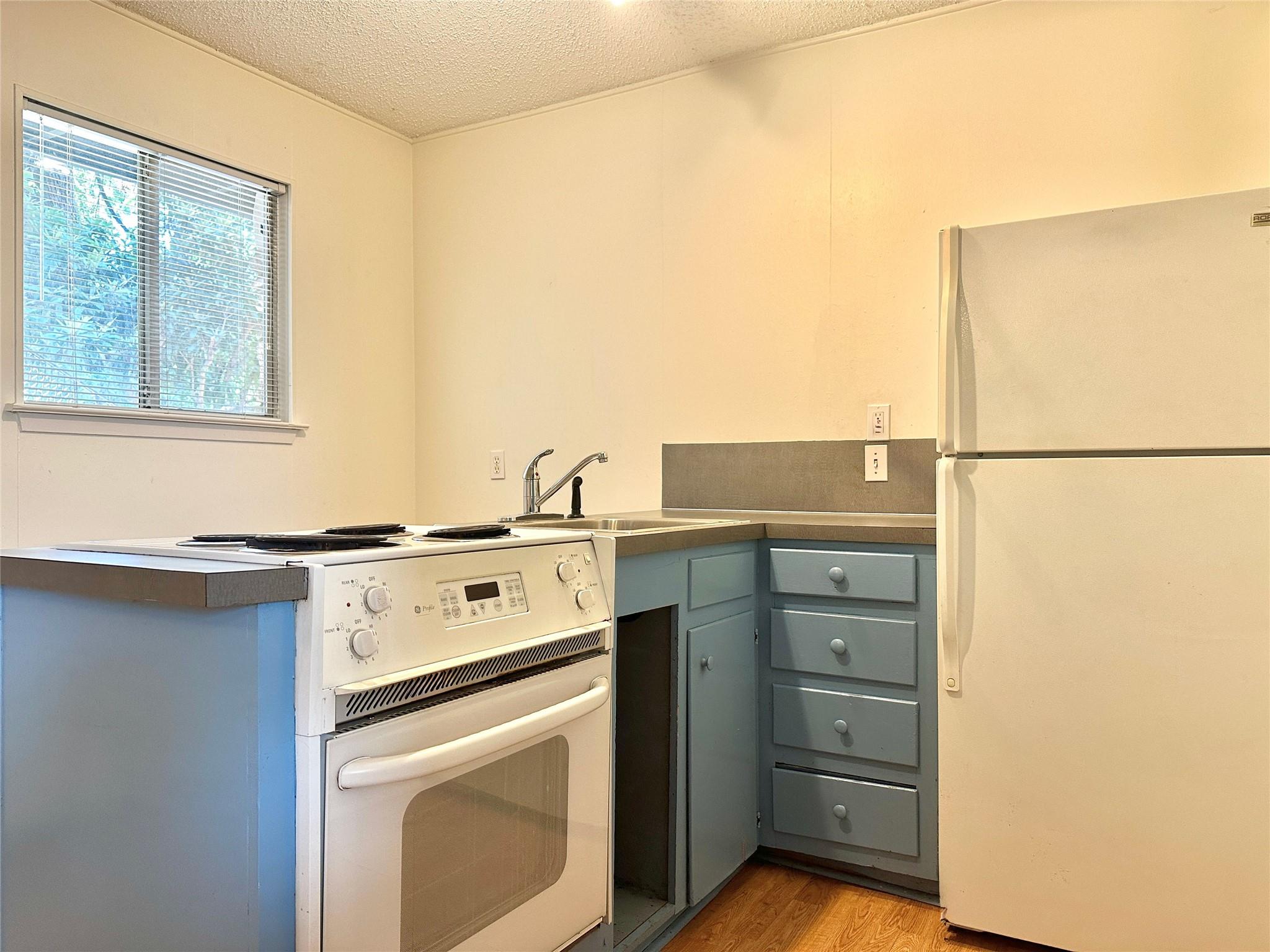 2711 Hemphill Park H Property Photo 4