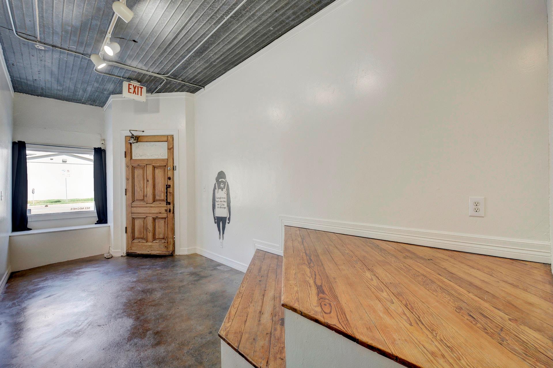 503 Neches St Property Photo 2