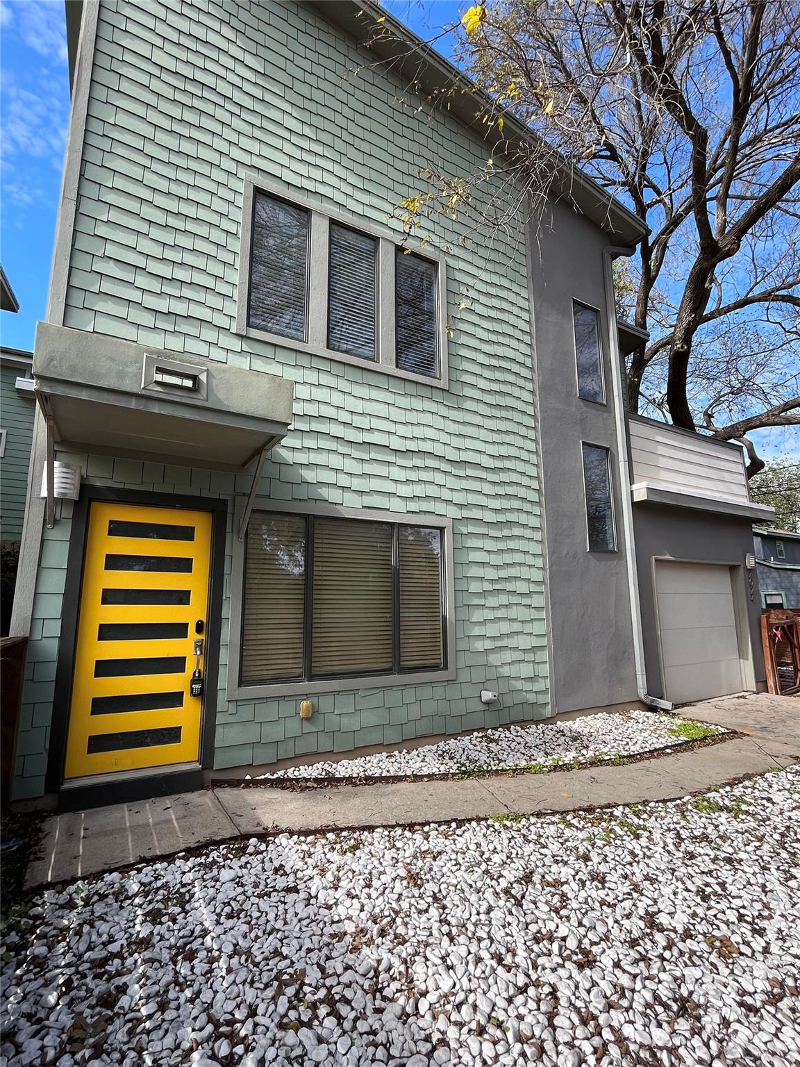 2024 E 2nd St #b Property Photo 2