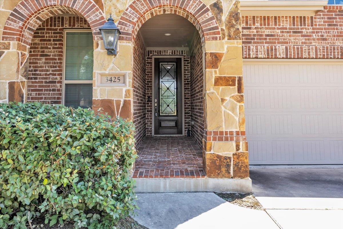 3425 De Soto Loop Property Photo 4