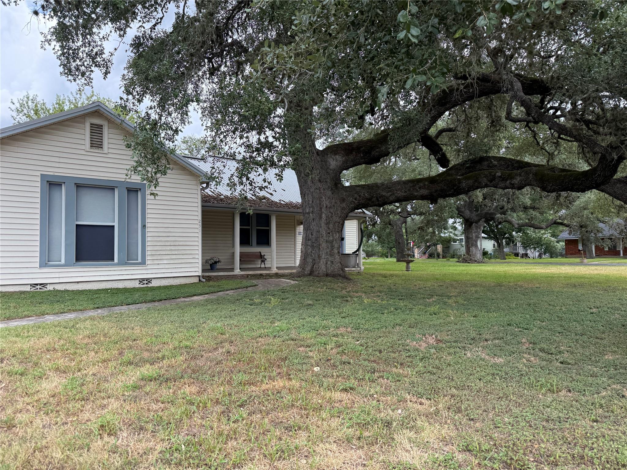 231 E Live Oak St #a Property Photo 1