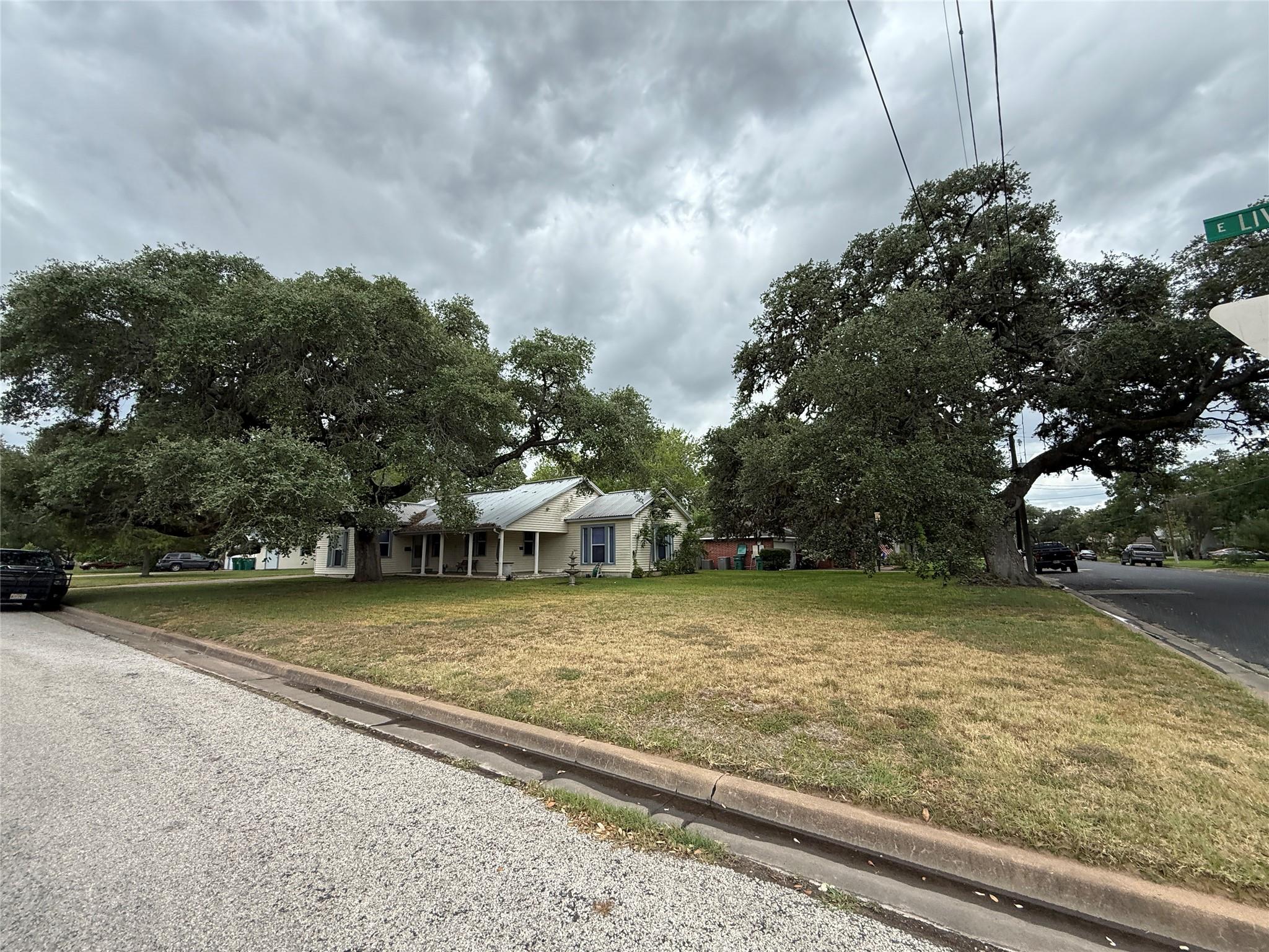 231 E Live Oak St #a Property Photo 2