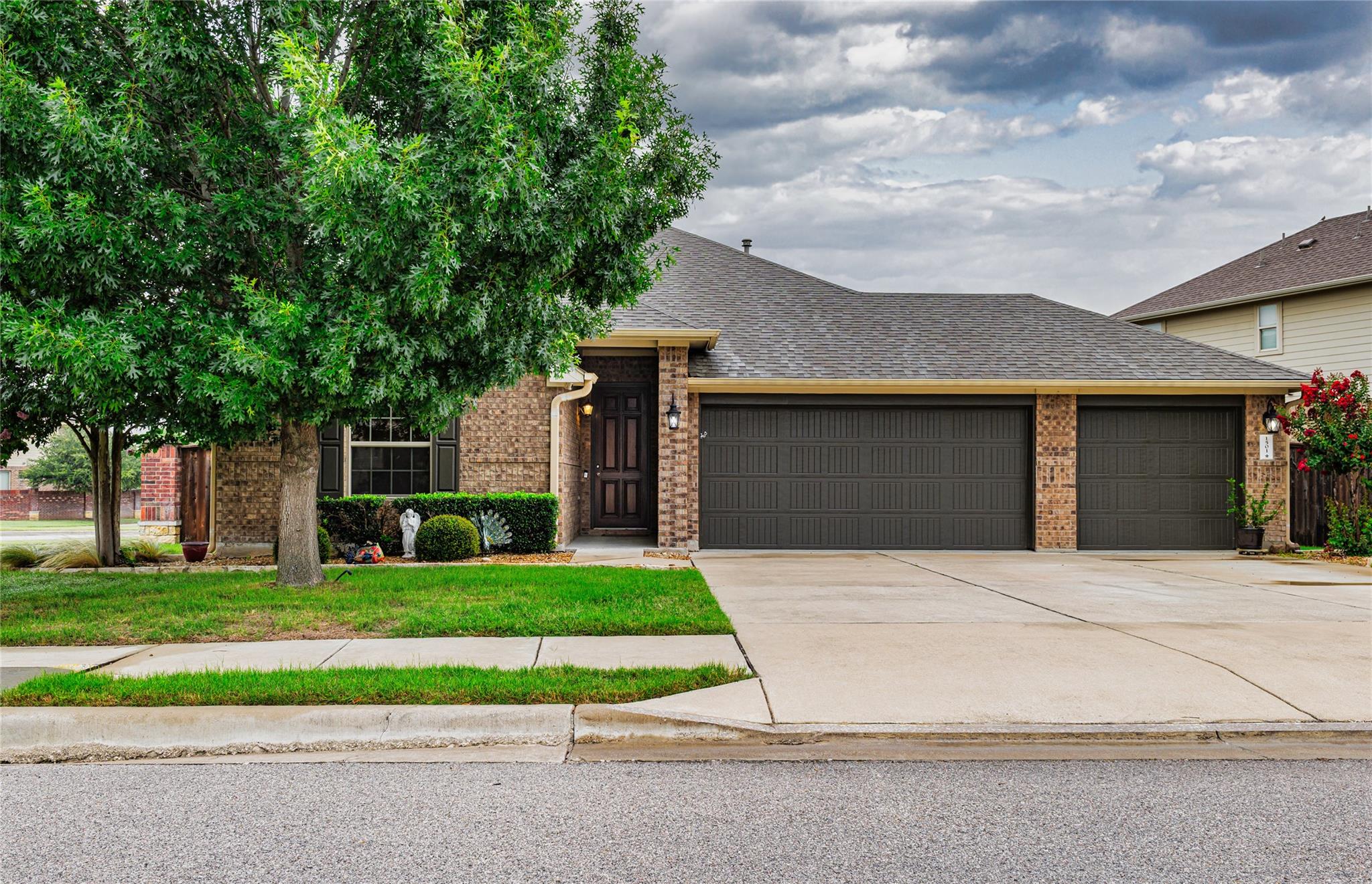 1501 Daylily Loop Property Photo 2