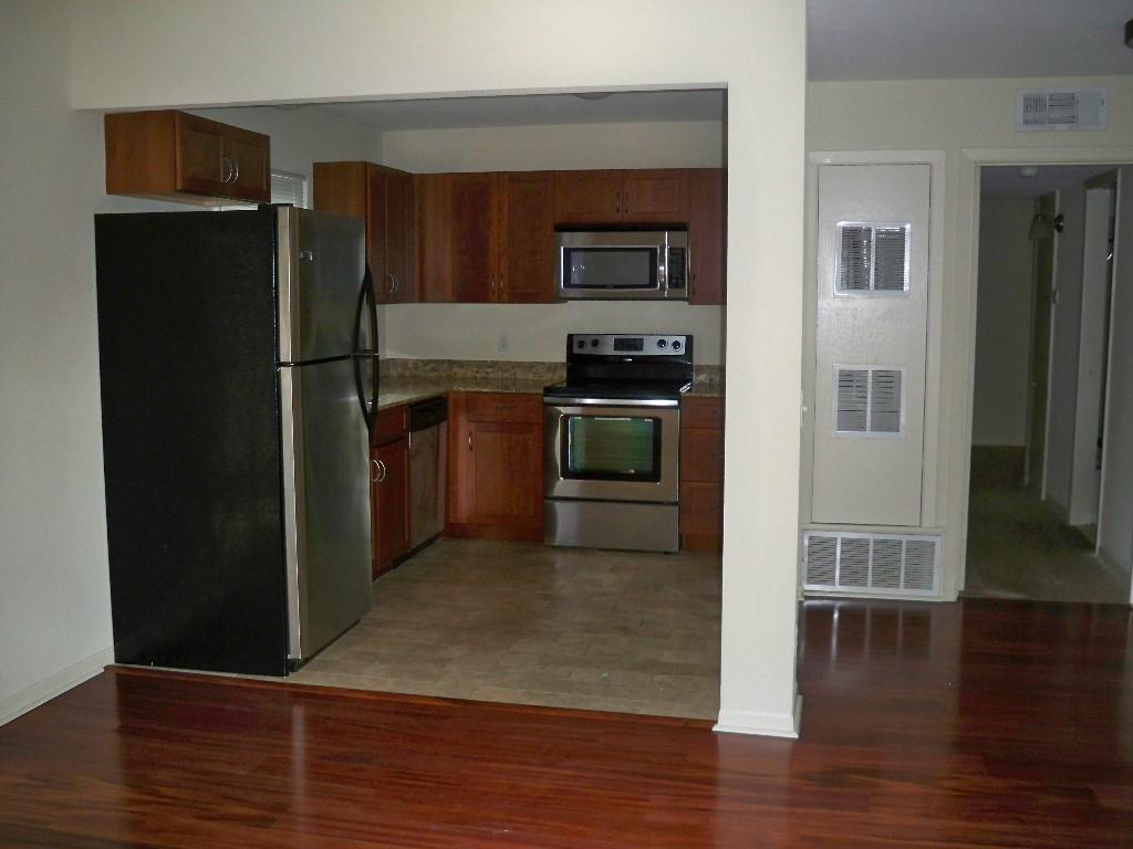 2706 Cole St 102b Property Photo 5