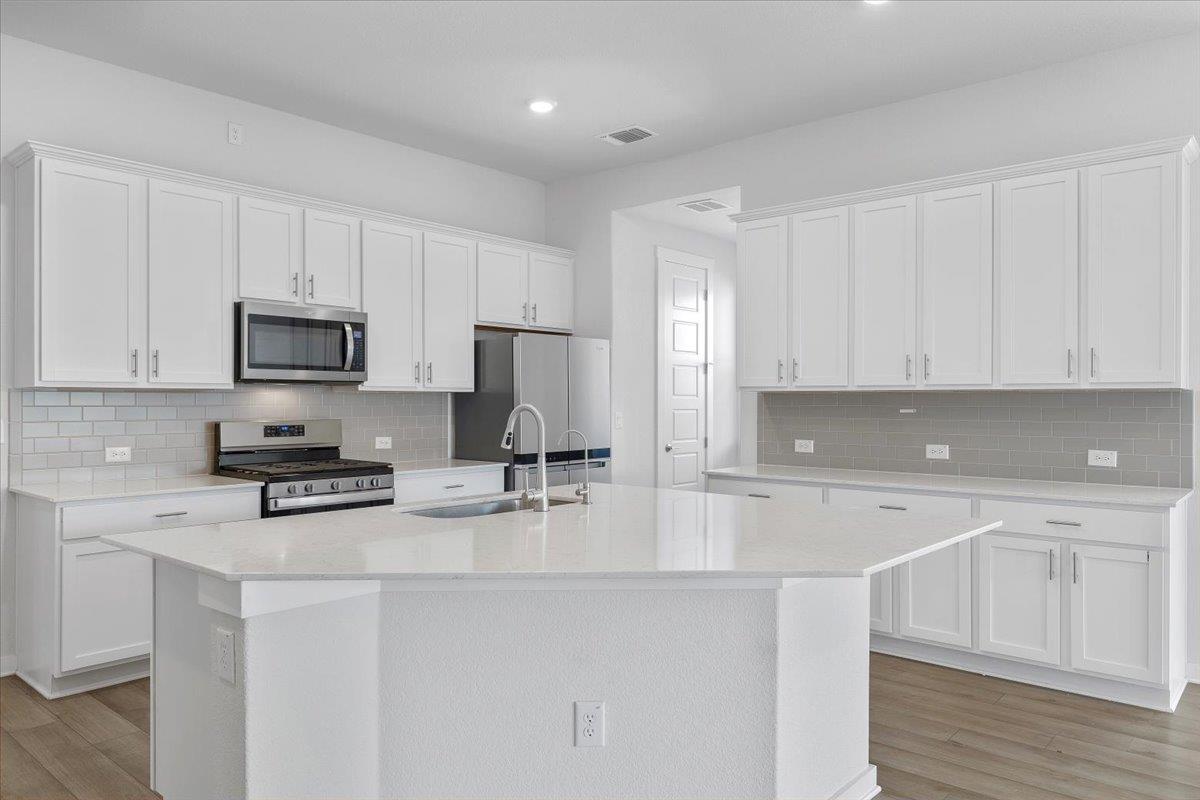 432 Deerpath St Property Photo 5