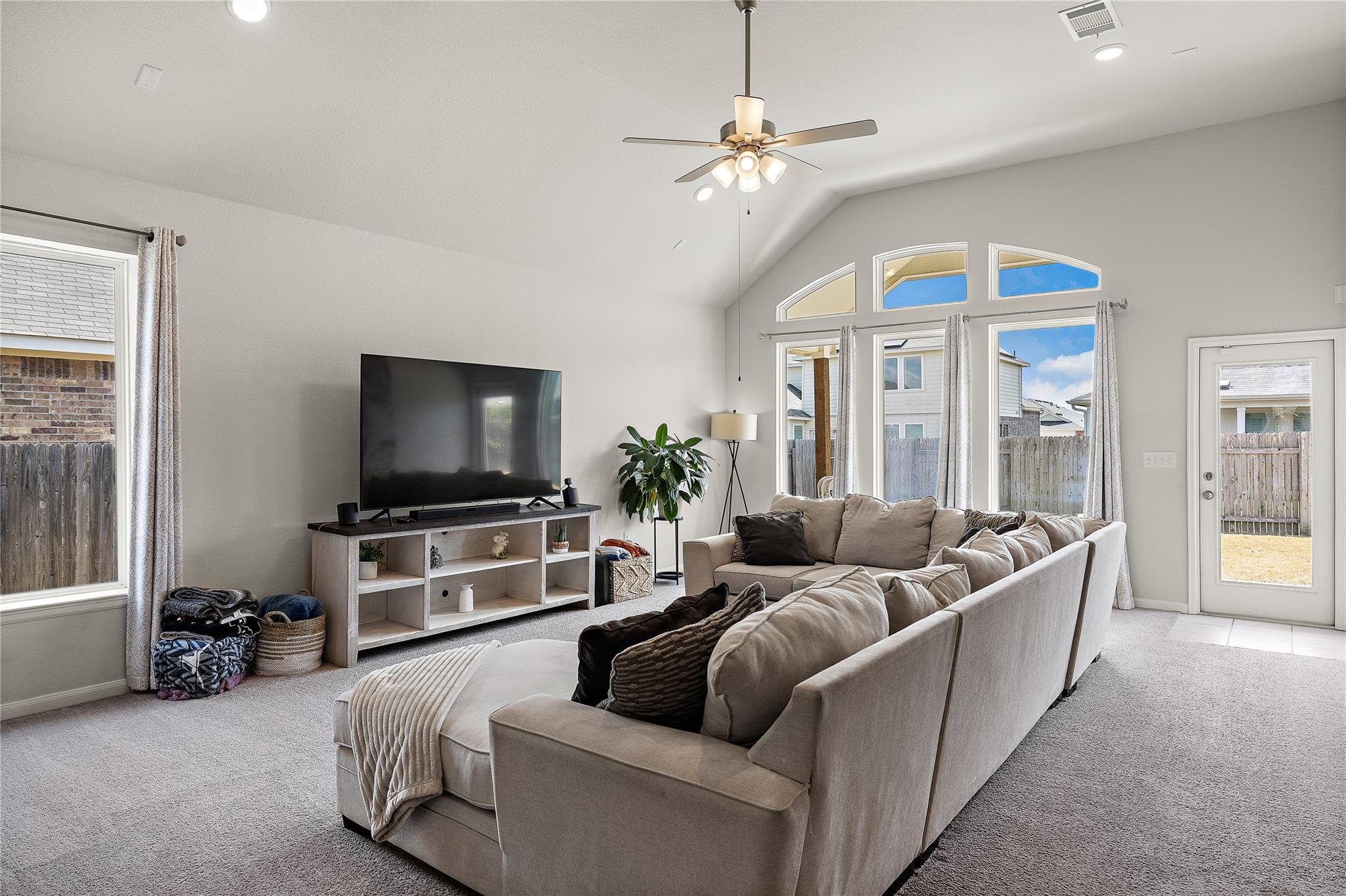 521 Hendelson Ln Property Photo 8