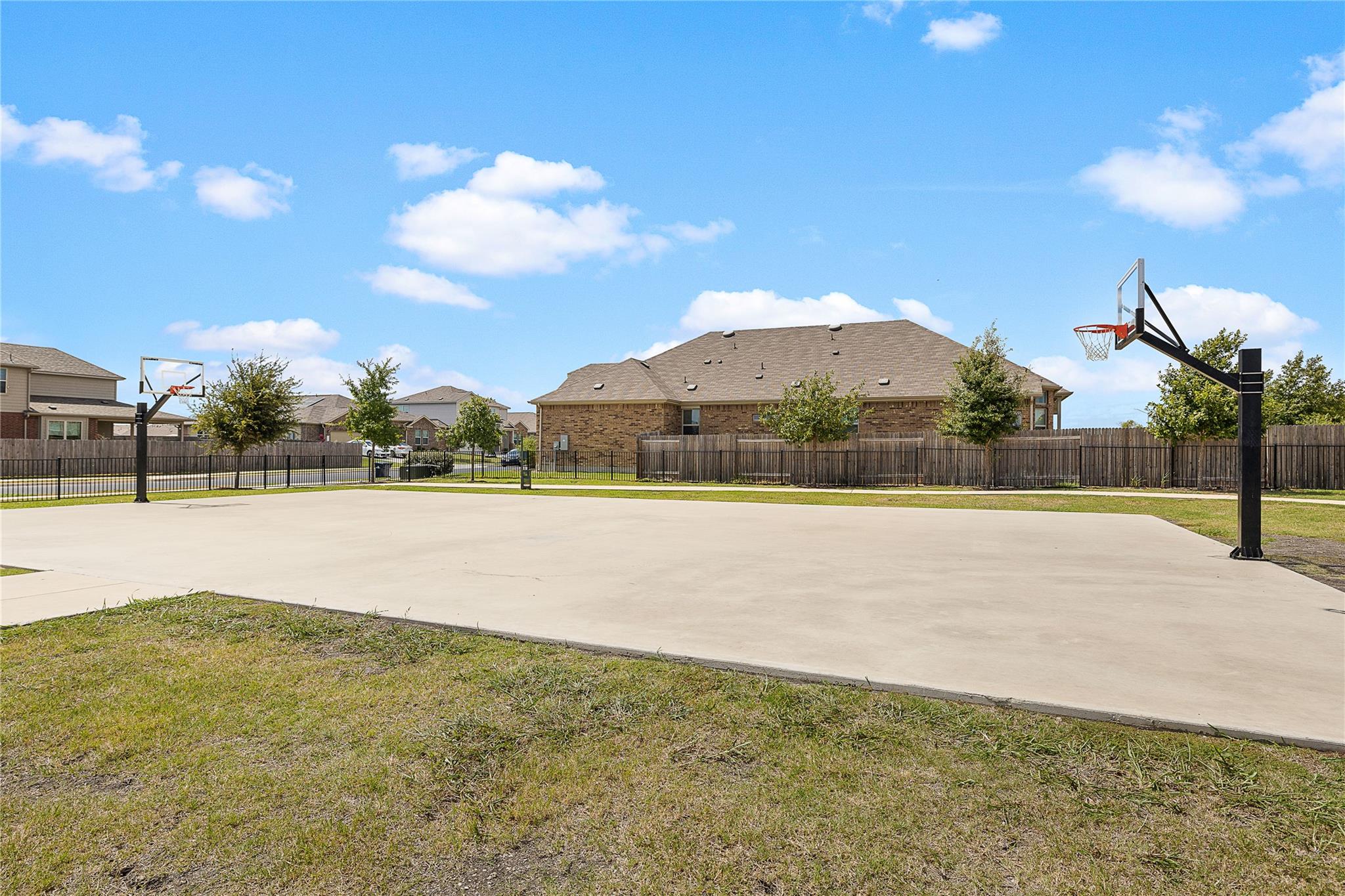 521 Hendelson Ln Property Photo 34