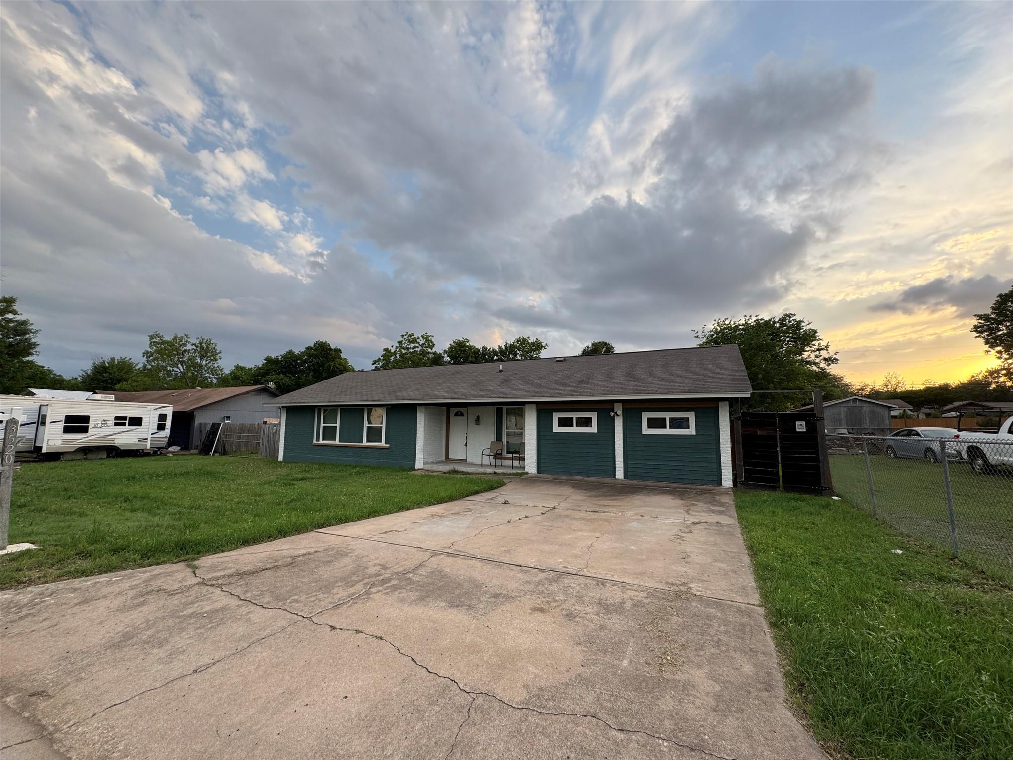 3520 Roanoke Dr Property Photo 2