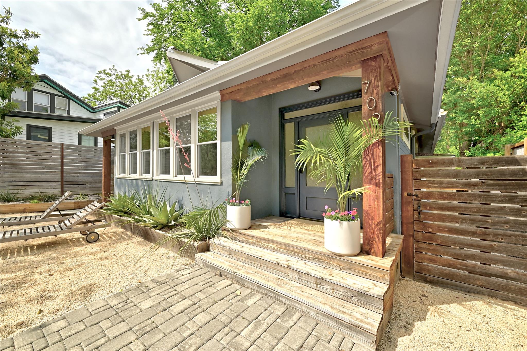702 W Mary St Property Photo 1