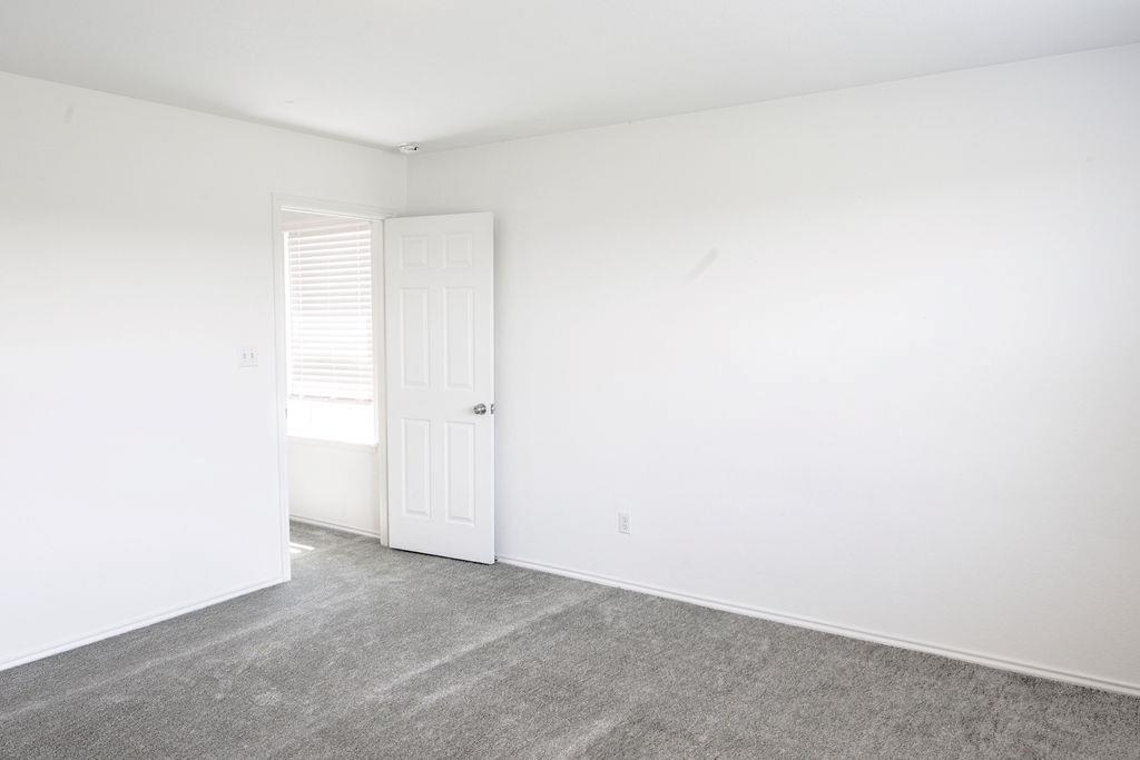 448 English Oak St Property Photo 13