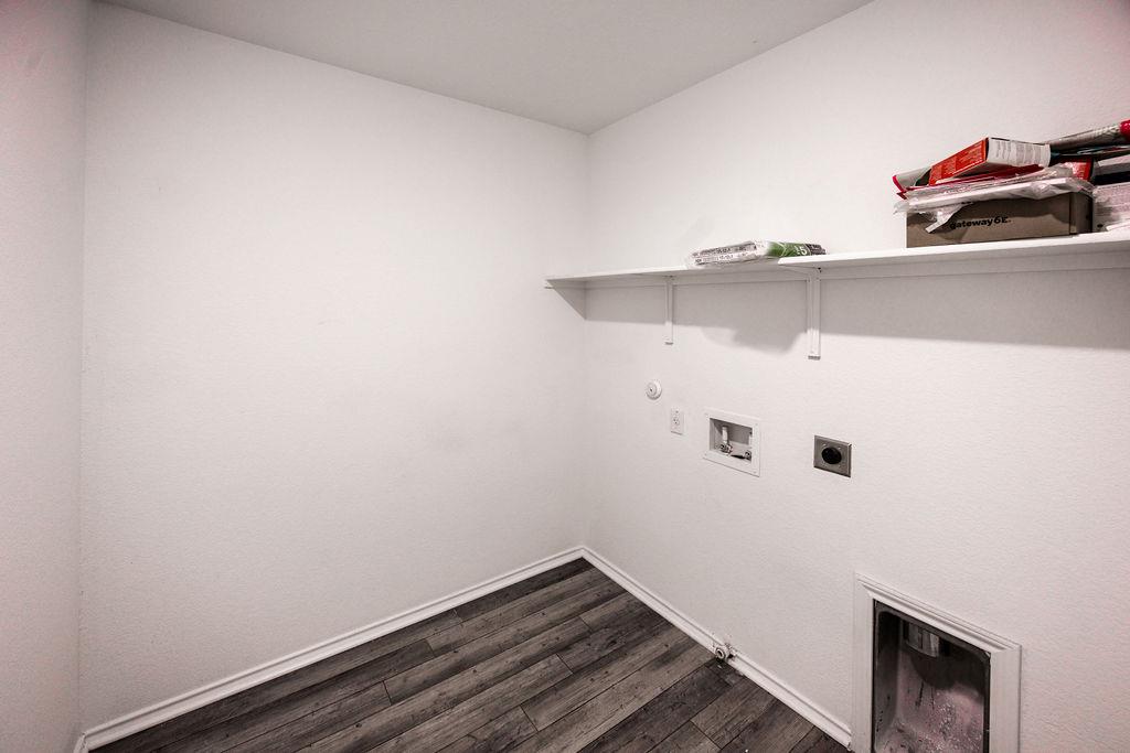448 English Oak St Property Photo 23