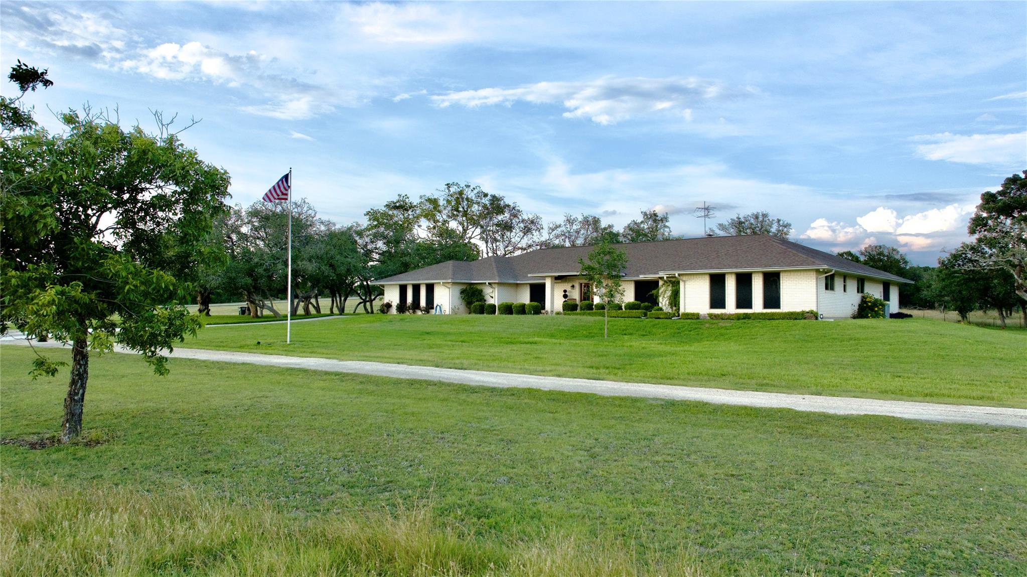 197 Live Oak Cemetery Rd Property Photo 3